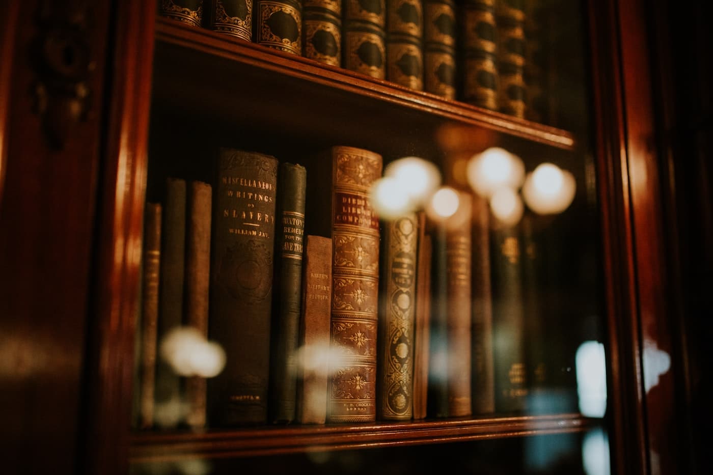 Biblioteca jurídica com livros de direito