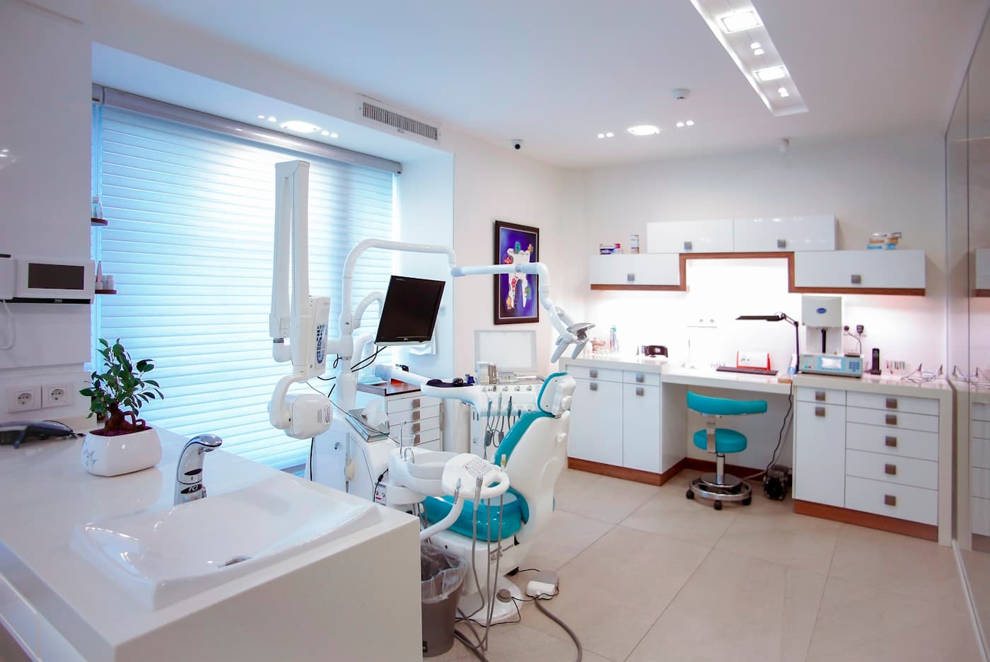 Sala de atendimento da clínica odontológica, com equipamento digital