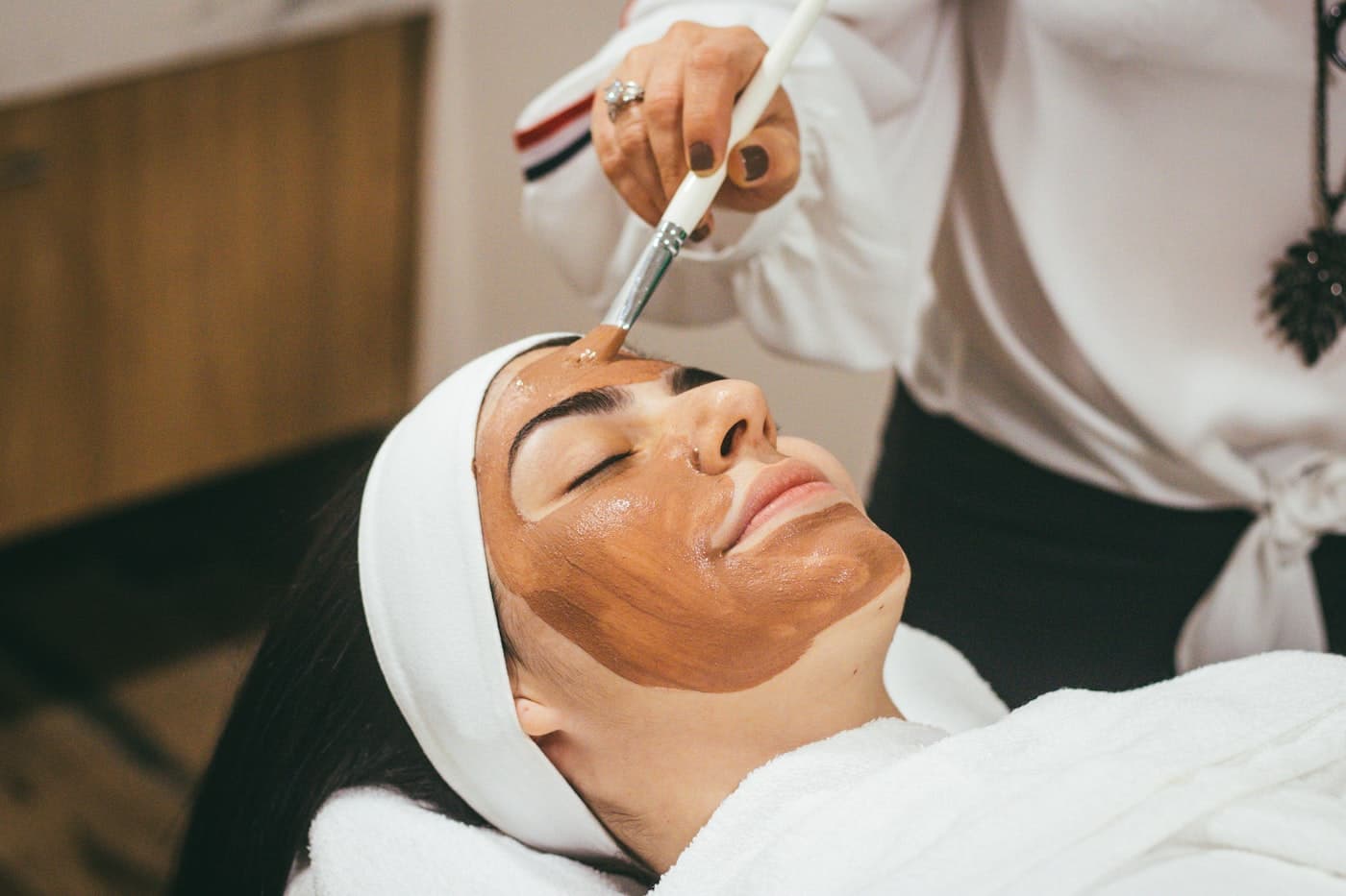 Cliente recebendo tratamento facial no studio