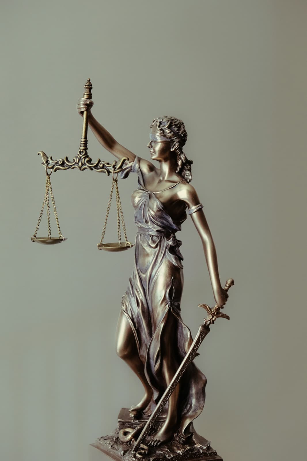 Estátua da Justiça em bronze segurando a balança