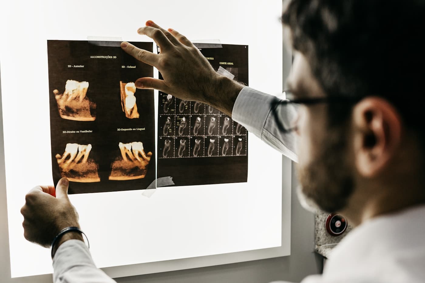 Dentista analisando radiografias odontológicas