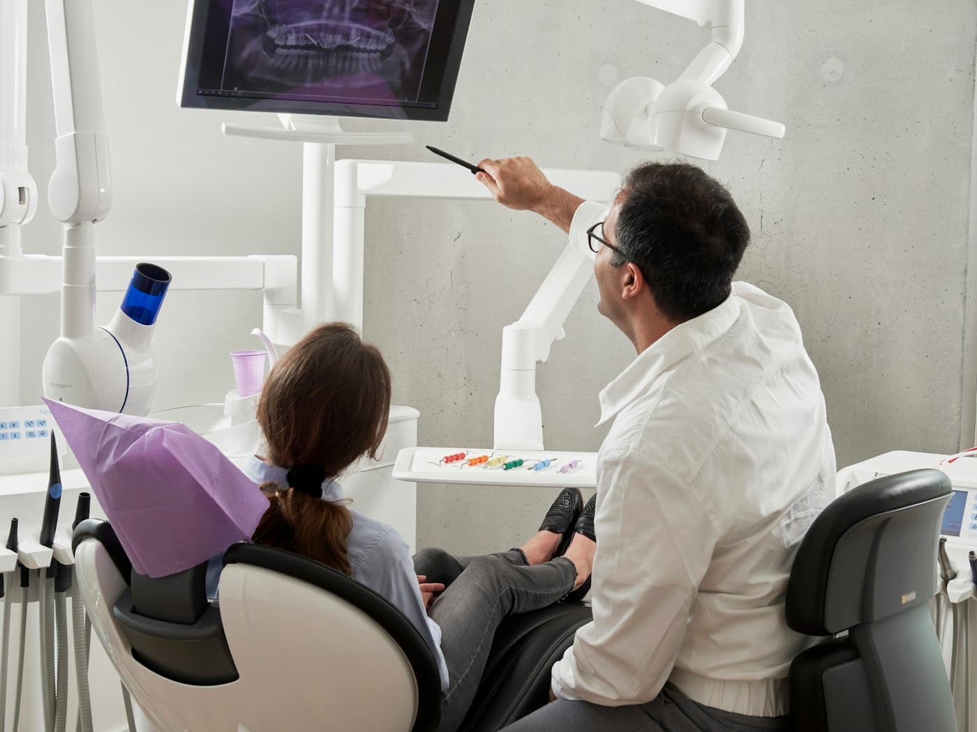 Atendimento em consultório odontológico moderno