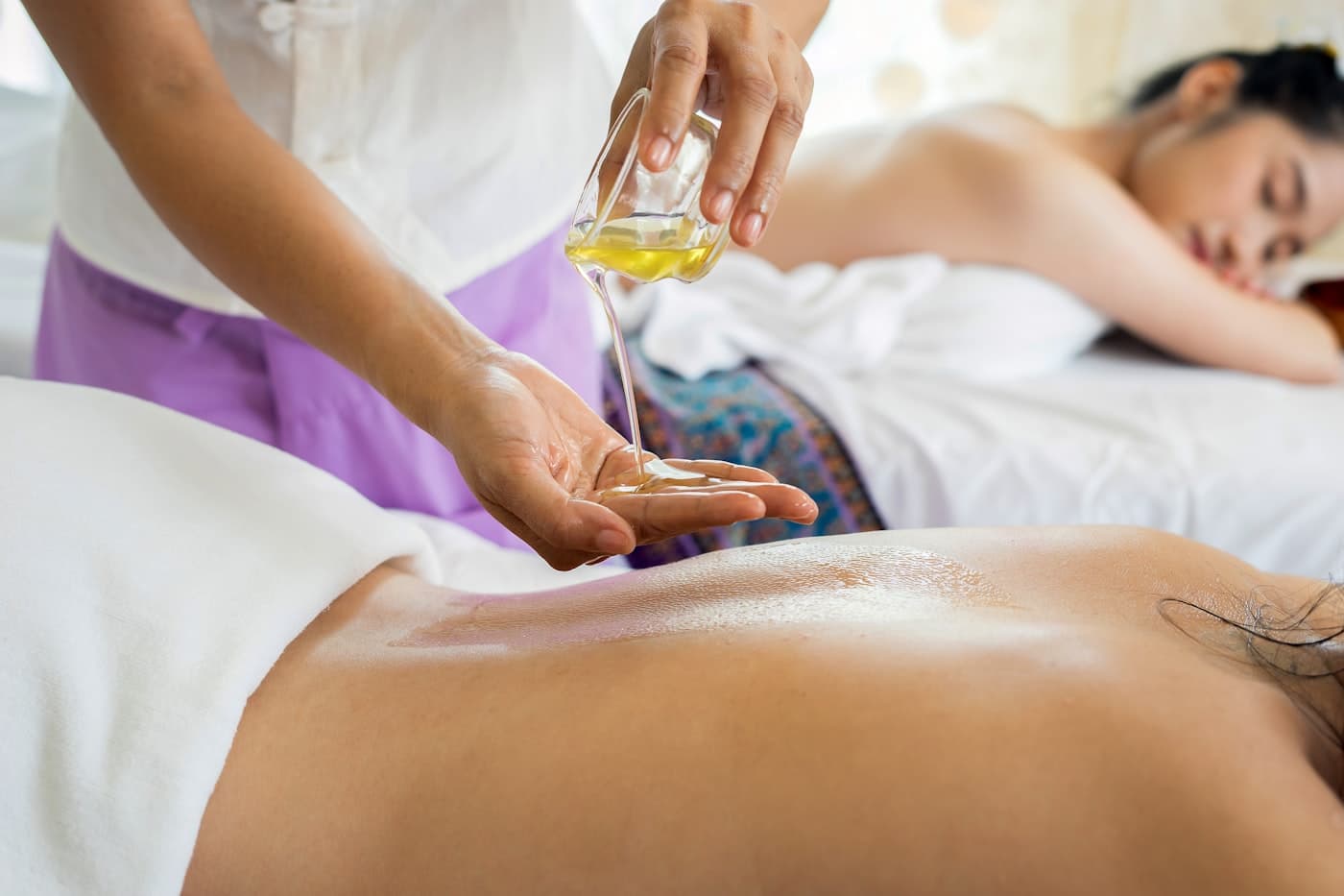 Massagem com óleo em ambiente de spa