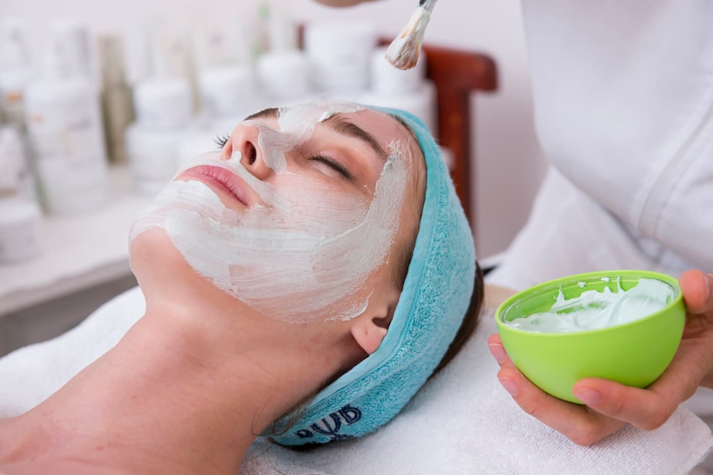 Cliente com máscara facial durante o protocolo
