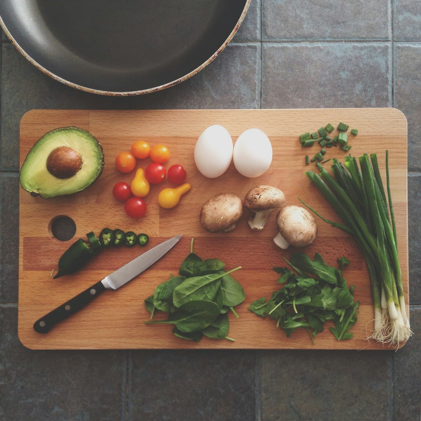 Preparo de refeição com ingredientes frescos na cozinha