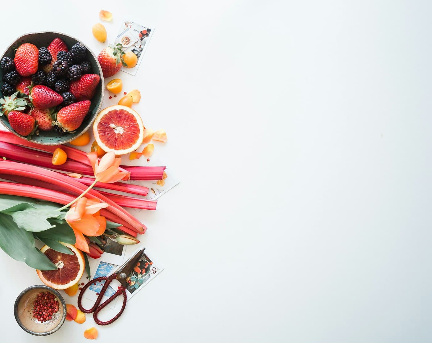Mesa com frutas frescas variadas